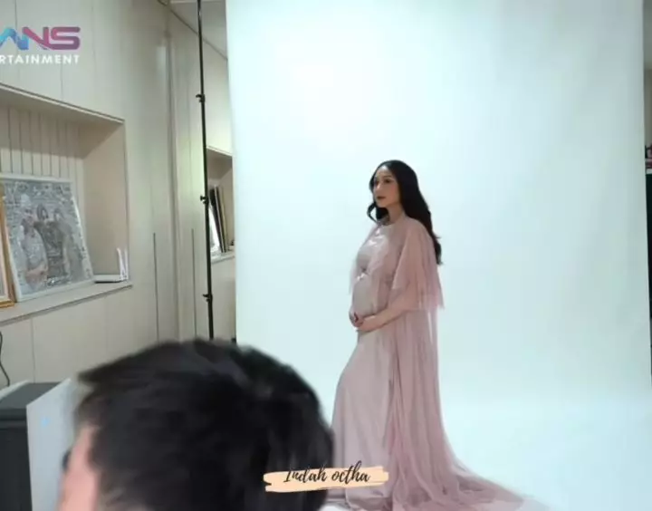 Momen pemotretan Nagita, Paula, Aurel, dan Lesty © berbagai sumber