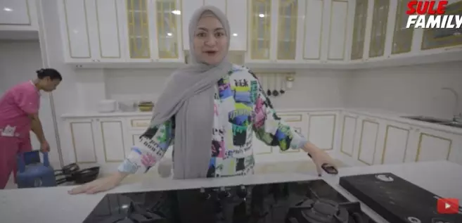 potret dapur Nathalie Holscher sebelum dan sesudah renovasi © YouTube/Sule Family