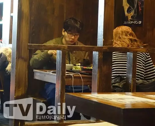 momen Jung Ho-yeon dan Lee Dong-hwi dari berbagai sumber momen Jung Ho-yeon dan Lee Dong-hwi dari berbagai sumber