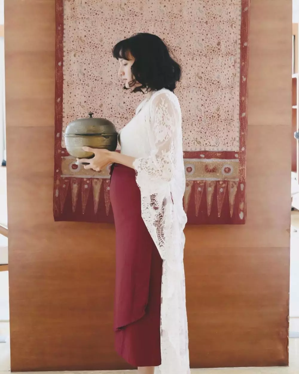 Cara Nadine Chandrawinata pilih outfit hamil © 2021 Instagram