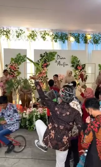 Rombongan tamu heboh hadiri resepsi bawa hadiah pohon pisang © 2021 TikTok