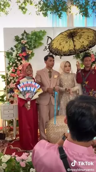 Rombongan tamu heboh hadiri resepsi bawa hadiah pohon pisang © 2021 TikTok