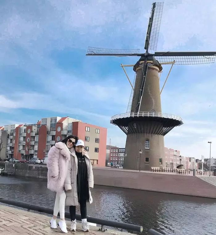 kedekatan penyanyi dan art © berbagai sumber