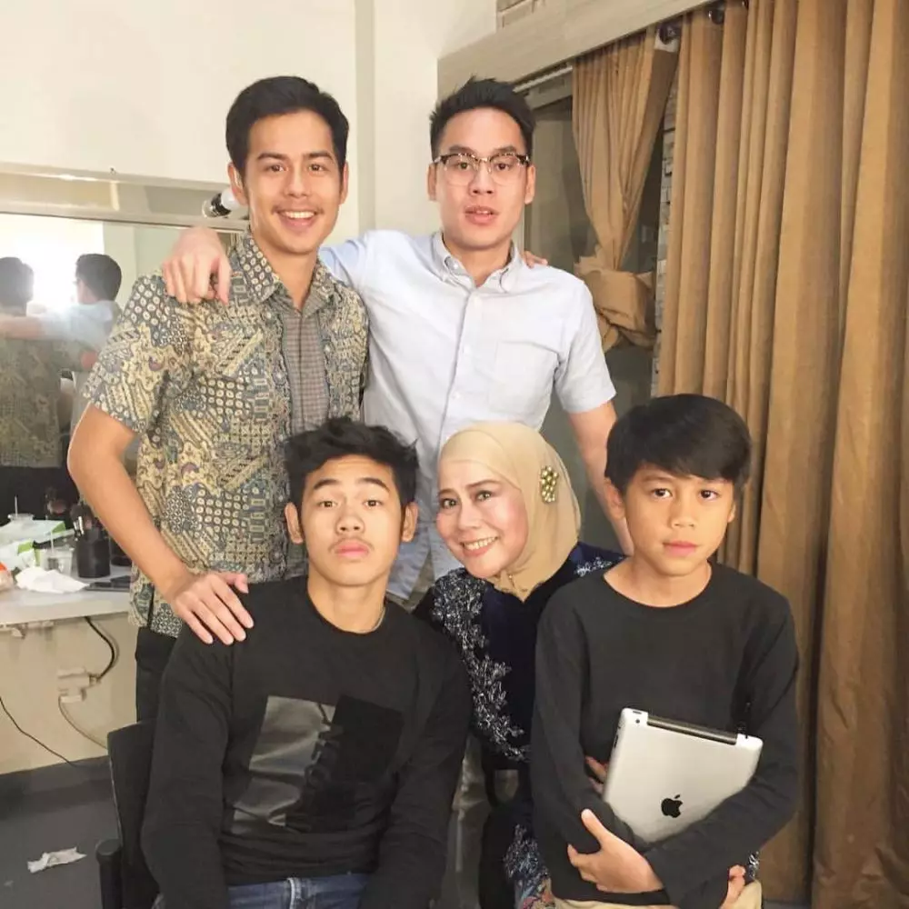 Seleb dampingi kesembuhan anak © Istimewa