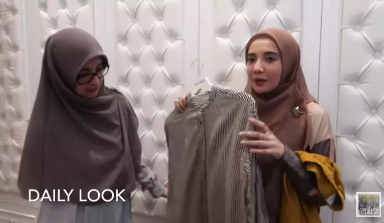 Cara mix and match outfit ala Zaskia Sungkar © YouTube/The Sungkars Family 