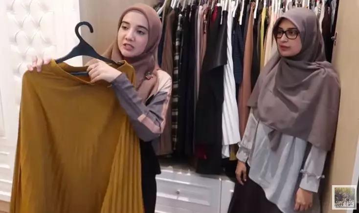 Cara mix and match outfit ala Zaskia Sungkar © YouTube/The Sungkars Family 