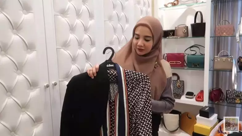Cara mix and match outfit ala Zaskia Sungkar © YouTube/The Sungkars Family 