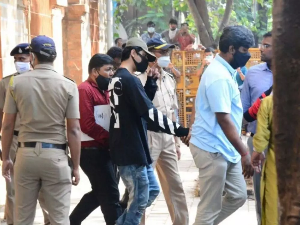 penangkapan anak Shah Rukh Khan Berbagai sumber penangkapan anak Shah Rukh Khan Berbagai sumber