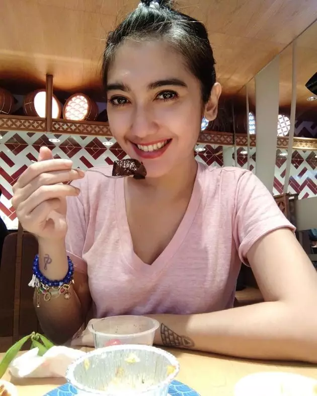 7 Kontroversi Revi Mariska Instagram 7 Kontroversi Revi Mariska Instagram