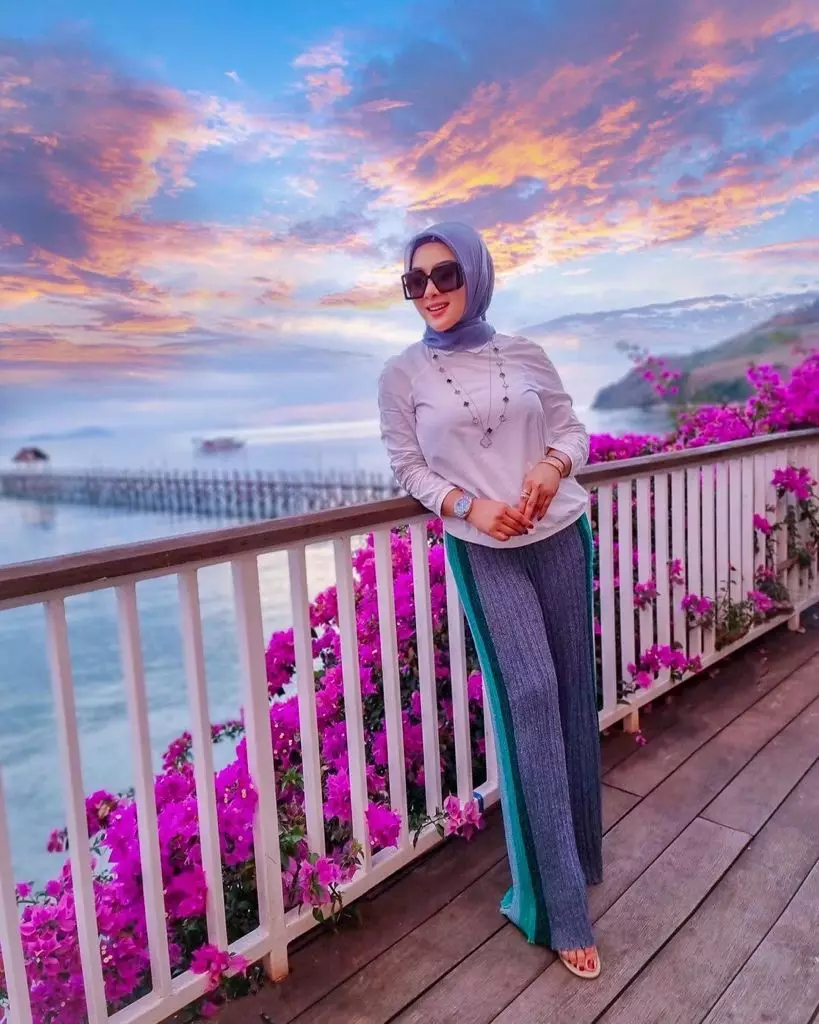 Outfit Syahrini di Labuan Bajo © 2021 brilio.net