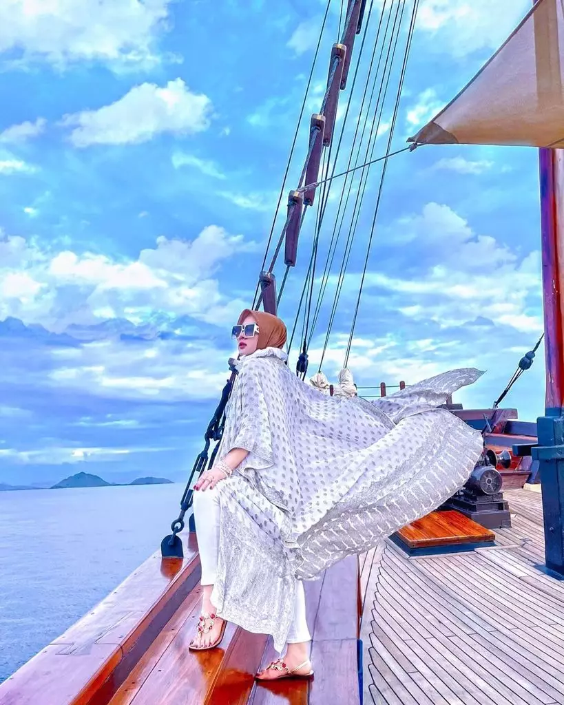 Outfit Syahrini di Labuan Bajo © 2021 brilio.net