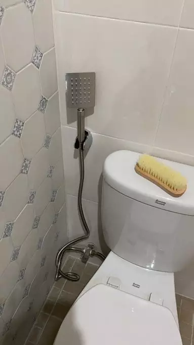 shower di kamar mandi ini konsepnya absurd © 2021 1cak.com