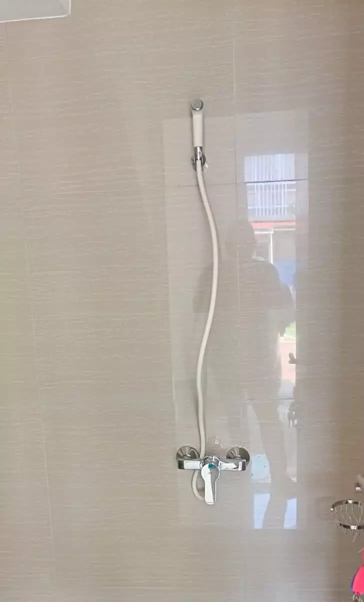 shower di kamar mandi ini konsepnya absurd © 2021 1cak.com