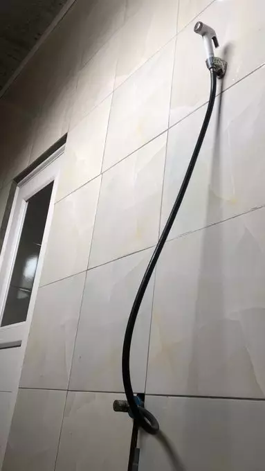 shower di kamar mandi ini konsepnya absurd © 2021 1cak.com