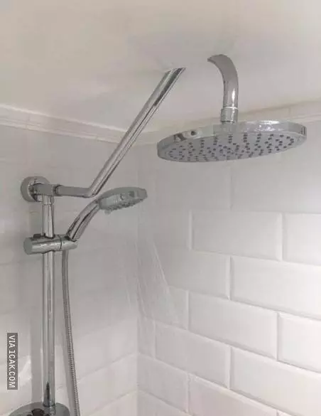 shower di kamar mandi ini konsepnya absurd © 2021 1cak.com
