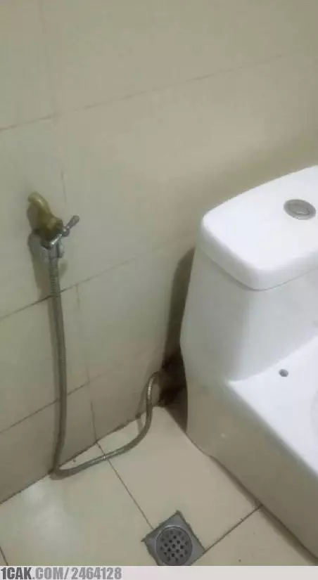 shower di kamar mandi ini konsepnya absurd © 2021 1cak.com