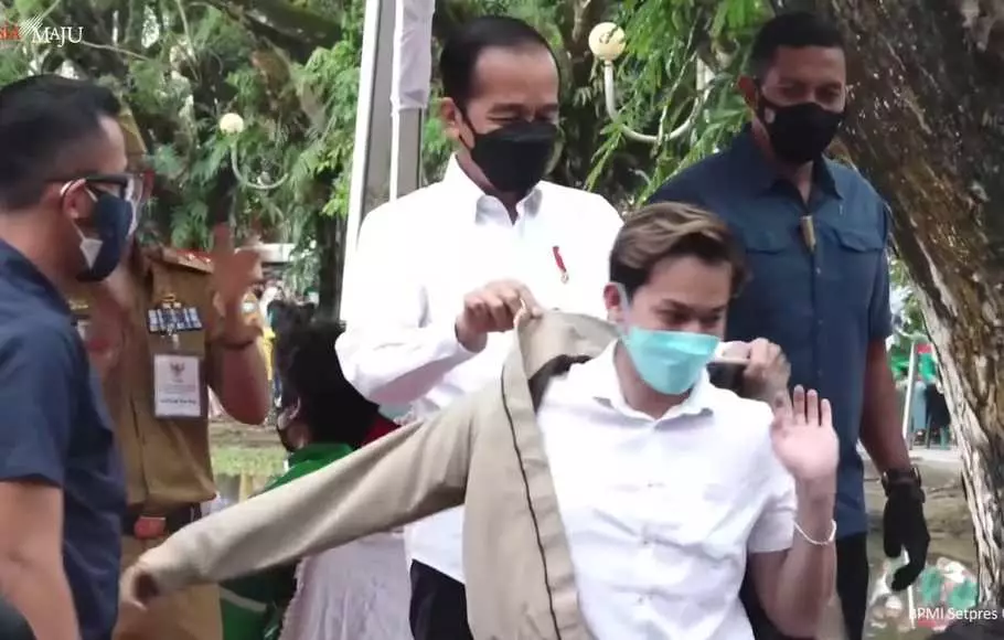 momen Jokowi berikan jaket pada warga © 2021 brilio.net