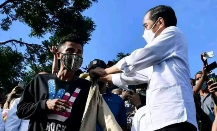 momen Jokowi berikan jaket pada warga © 2021 brilio.net