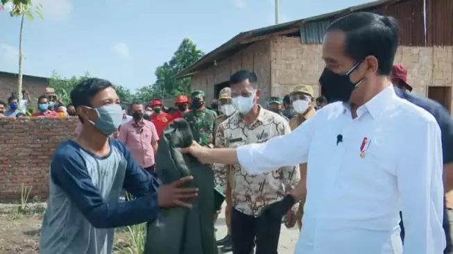 momen Jokowi berikan jaket pada warga © 2021 brilio.net