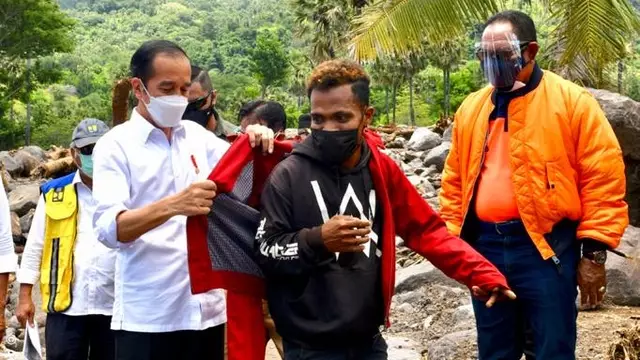 momen Jokowi berikan jaket pada warga © 2021 brilio.net