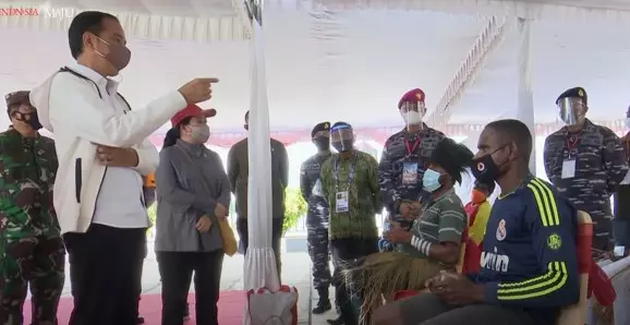 Curhatan warga Asmat kepada Presiden © YouTube Curhatan warga Asmat kepada Presiden © YouTube