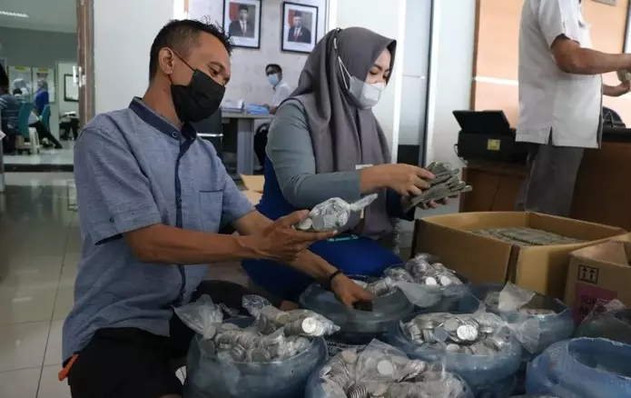 pria ini berhasil kumpulkan hampir Rp 272 juta dari uang receh Berbagai sumber