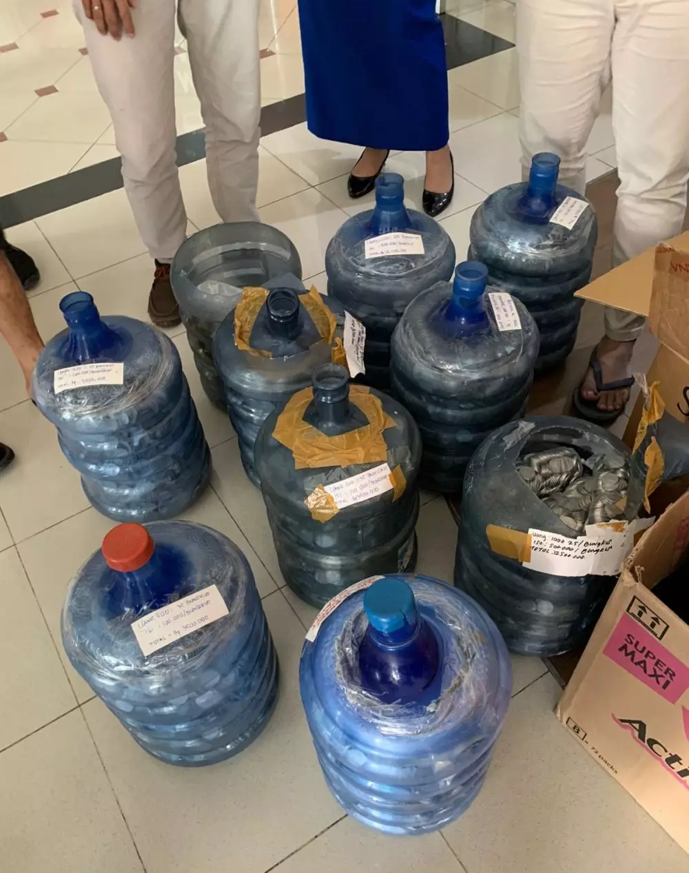 pria ini berhasil kumpulkan hampir Rp 272 juta dari uang receh Berbagai sumber