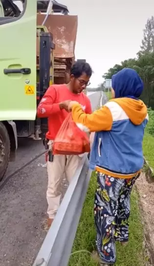 Sopir truk berhenti di jalan tol temui anak-istri © 2021 TikTok
