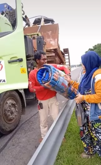 Sopir truk berhenti di jalan tol temui anak-istri © 2021 TikTok