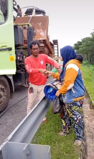 Sopir truk berhenti di jalan tol temui anak-istri © 2021 TikTok