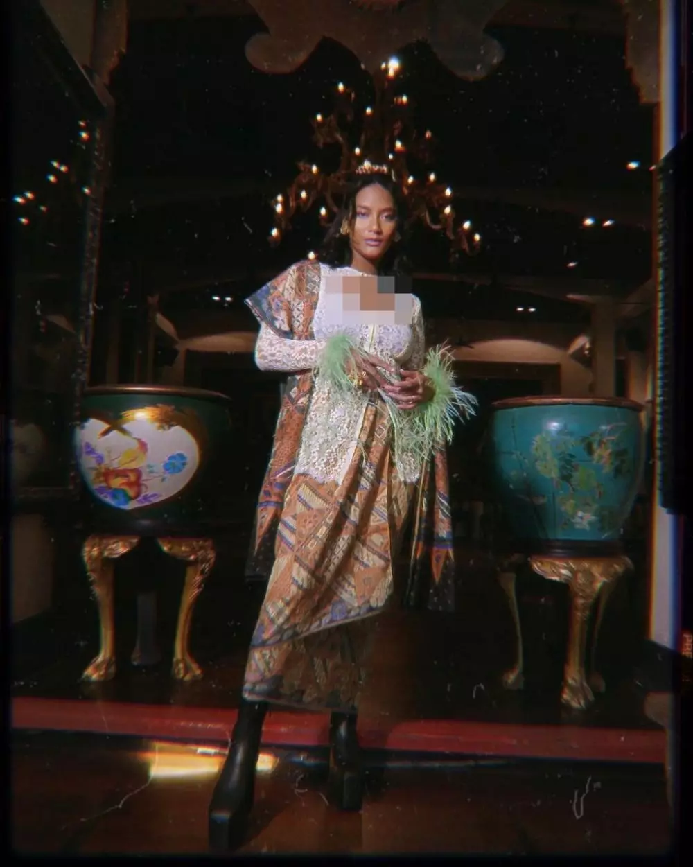 Seleb pakai batik dan boots © 2021 brilio.net