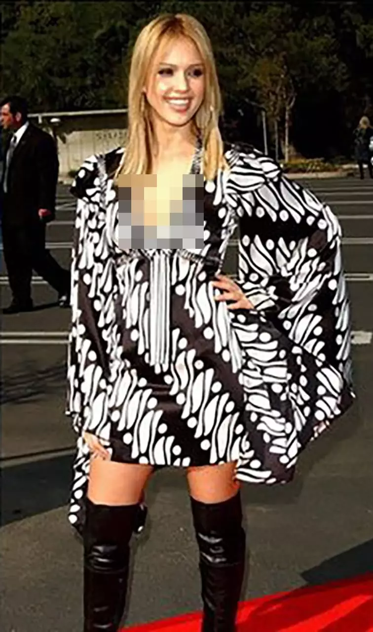 Seleb pakai batik dan boots © 2021 brilio.net