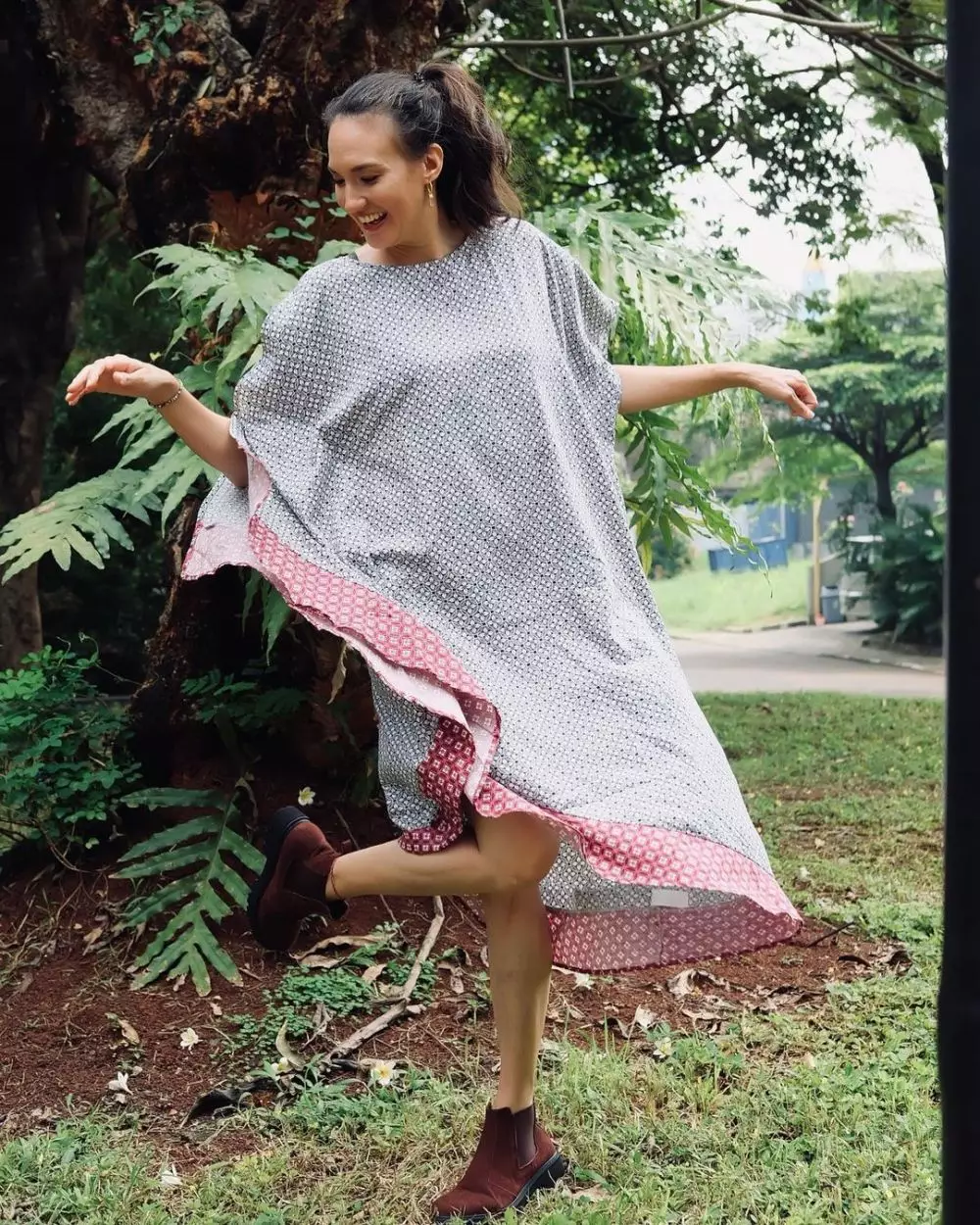 Seleb pakai batik dan boots © 2021 brilio.net