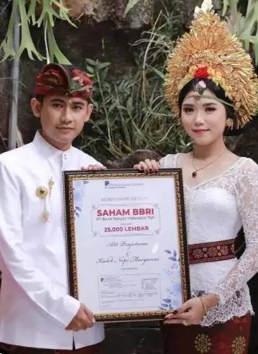 Pria di Bali ini lamar kekasih dengan 250 slot saham BBRI © 2021 Instagram