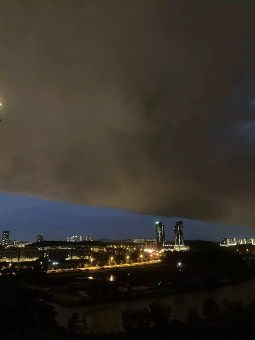 awan hitam gegerkan Malaysia © 2021 brilio.net