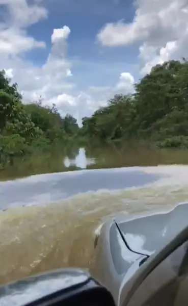 aksi mobil terjang banjir ini bikin melongo TikTok aksi mobil terjang banjir ini bikin melongo TikTok