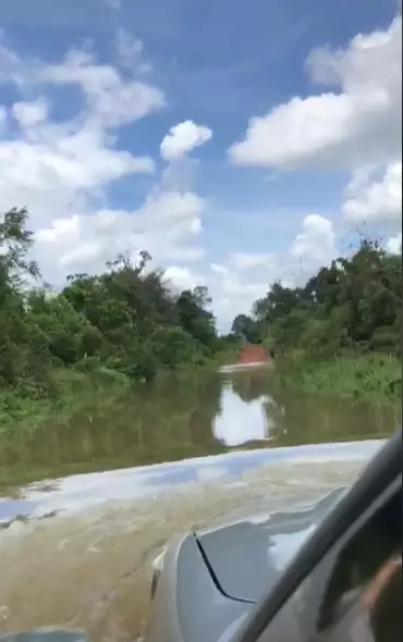 aksi mobil terjang banjir ini bikin melongo TikTok aksi mobil terjang banjir ini bikin melongo TikTok