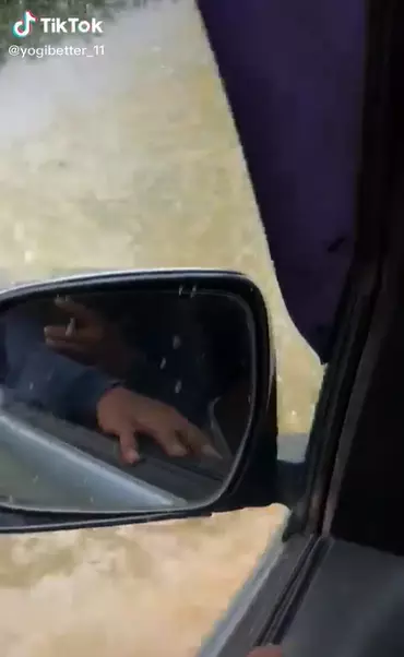 aksi mobil terjang banjir ini bikin melongo TikTok aksi mobil terjang banjir ini bikin melongo TikTok