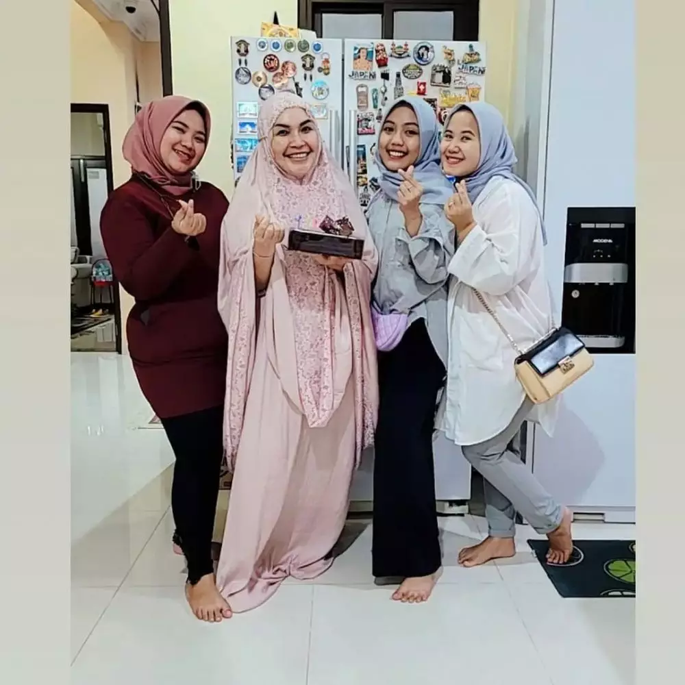 Momen perayaan ultah Umi Kalsum Instagram