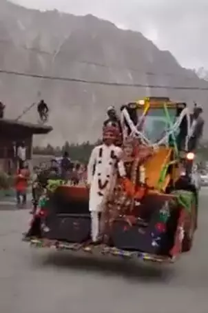 pengantin di Pakistan ini pilih kendaraan nyeleneh © 2021 Twitter pengantin di Pakistan ini pilih kendaraan nyeleneh © 2021 Twitter