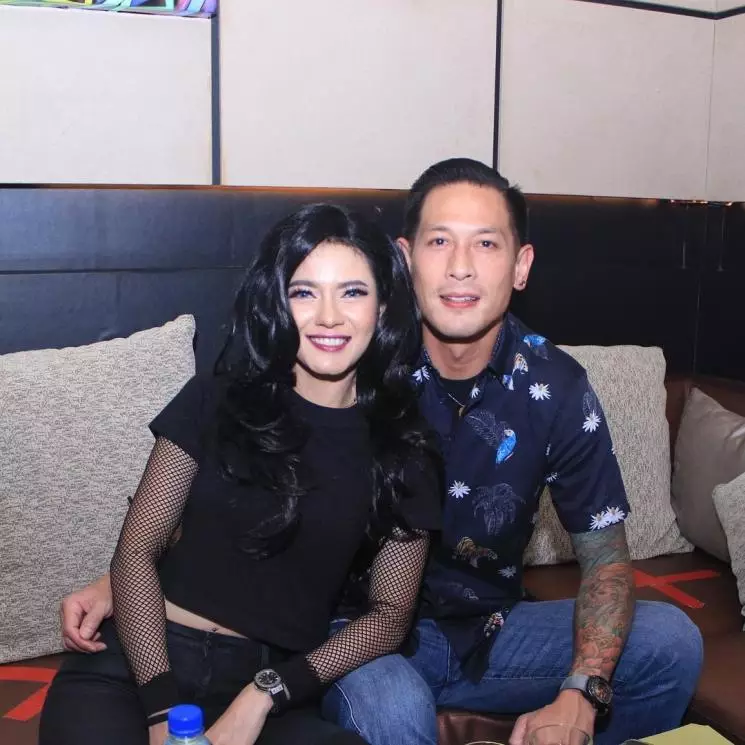 seleb jatuh ke pelukan seorang chef dari berbagai sumber