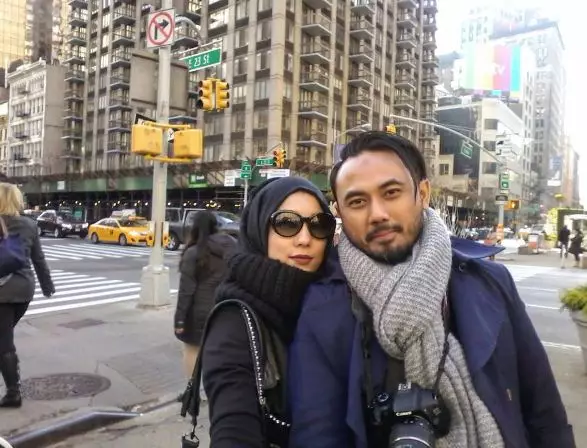 seleb jatuh ke pelukan seorang chef dari berbagai sumber