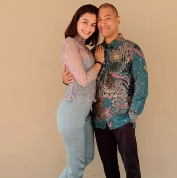 seleb jatuh ke pelukan seorang chef dari berbagai sumber