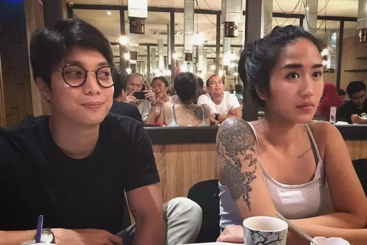 seleb jatuh ke pelukan seorang chef dari berbagai sumber