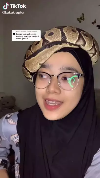 hijaber jadikan ular sebagai turban © 2021 brilio.net/TikTok