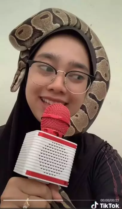 hijaber jadikan ular sebagai turban © 2021 brilio.net/TikTok