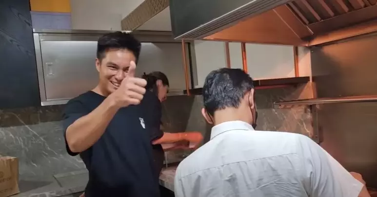 Momen Paula Verhoeven masak steak untuk Erick Thohir © 2021 YouTube