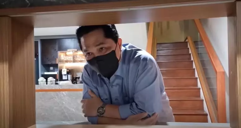 Momen Paula Verhoeven masak steak untuk Erick Thohir © 2021 YouTube