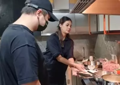 Momen Paula Verhoeven masak steak untuk Erick Thohir © 2021 YouTube