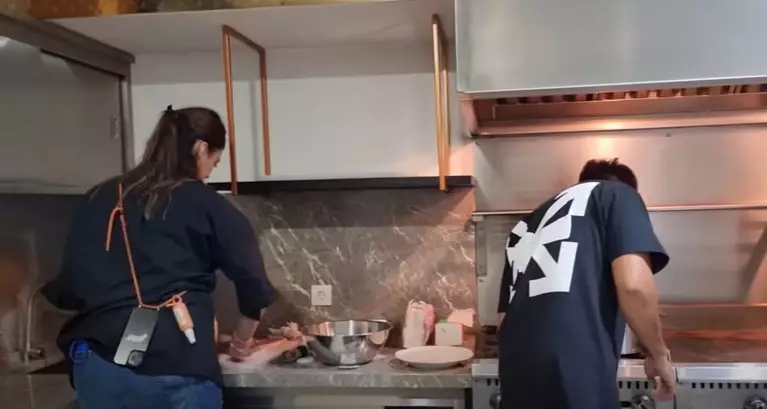 Momen Paula Verhoeven masak steak untuk Erick Thohir © 2021 YouTube
